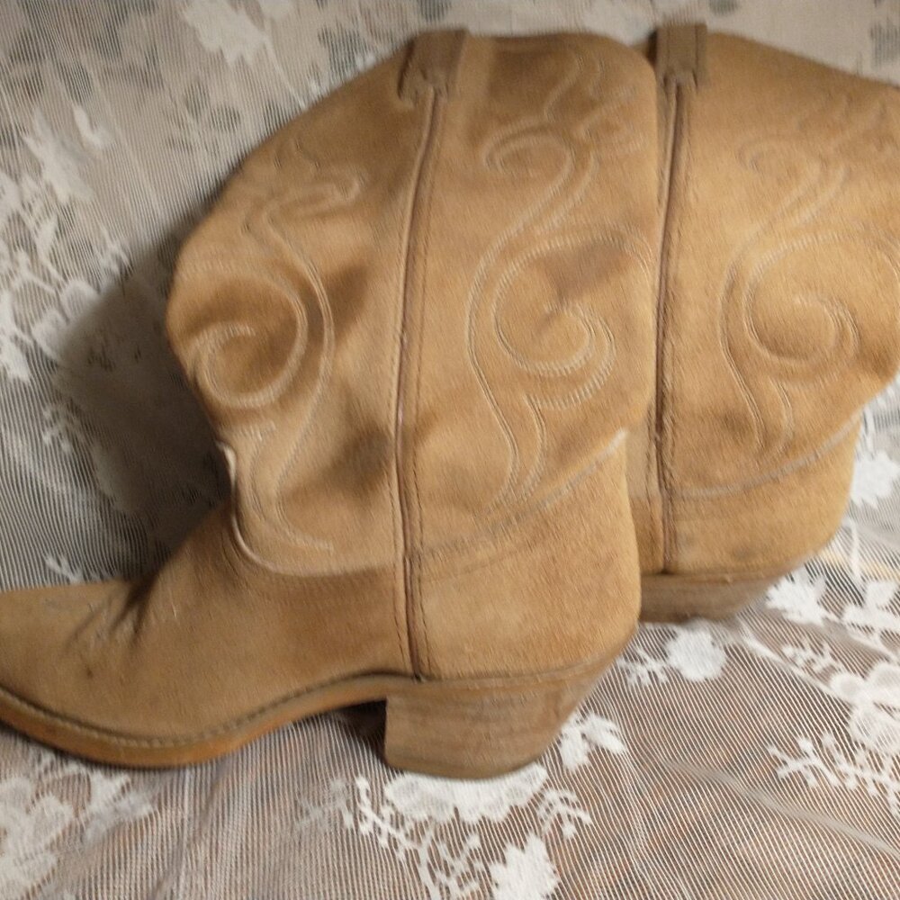 Tan suede leather midcalf  12" shaft boots pointed toe 2" heel size 8 no label